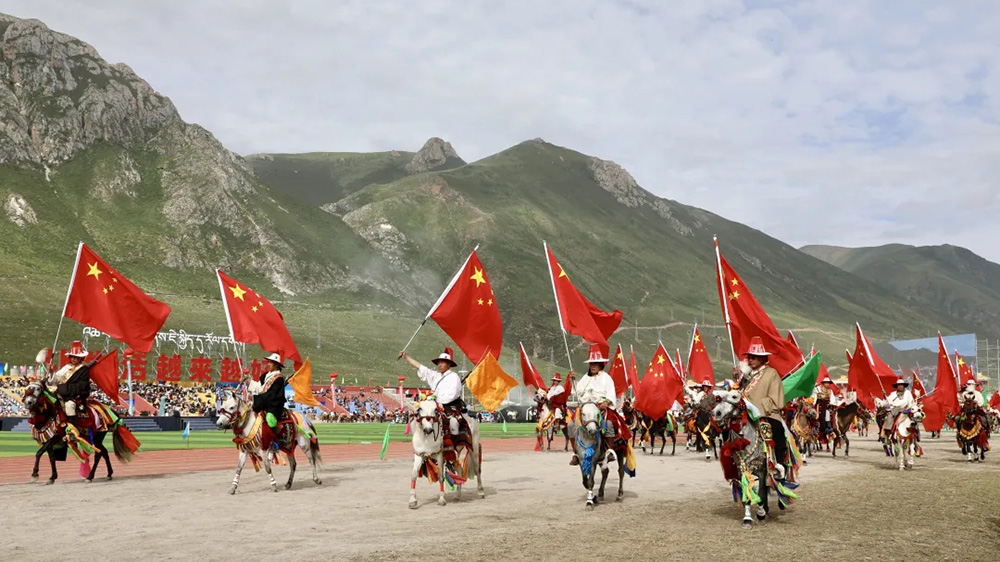 2024年第三屆三江源生態(tài)文化旅游節(jié)表演.jpg